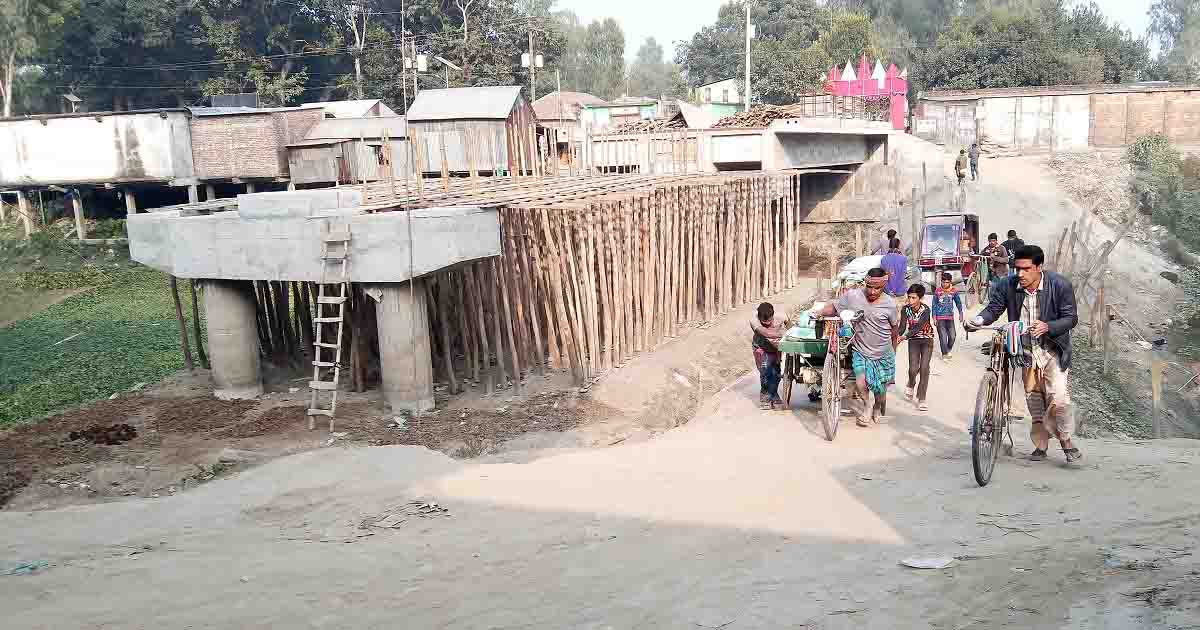 দুই বছরেও শেষ হয়নি সাবেক ইউপি চেয়ারম্যানের নির্মাণাধীন ব্রীজ