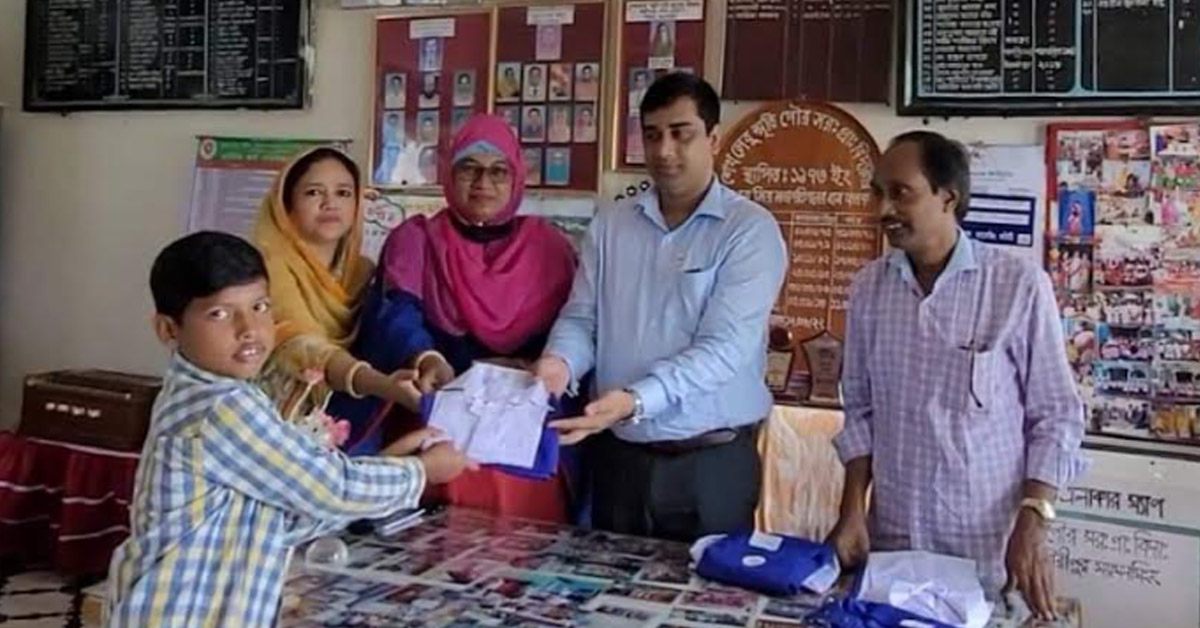 শিক্ষার্থীদের স্কুল ড্রেস বানিয়ে দিলেন গৌরীপুরের ইউএনও