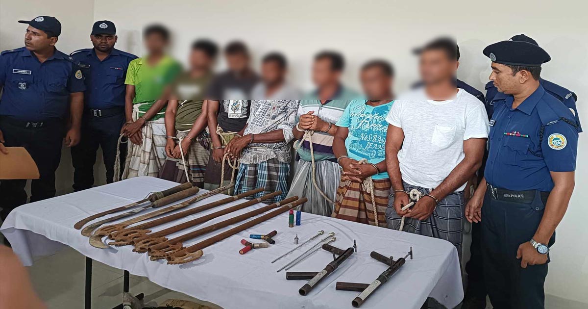 বরিশালে দেশীয় অস্ত্র, হত্যা মামলার আসামিসহ গ্রেপ্তার সাত