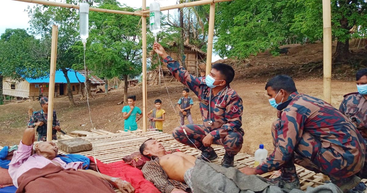 জনসাধারণের মাঝে বিনামূল্যে চিকিৎসা সামগ্রী বিতরণ