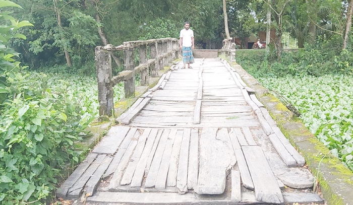 ঢালাই ব্রিজে কাঠের পাটাতন, সংস্কার জরুরি
