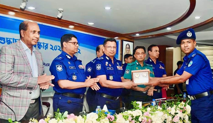 জাতীয় শুদ্ধাচার পুরস্কার পেলেন অতিরিক্ত পুলিশ সুপার রফিকুল ইসলাম