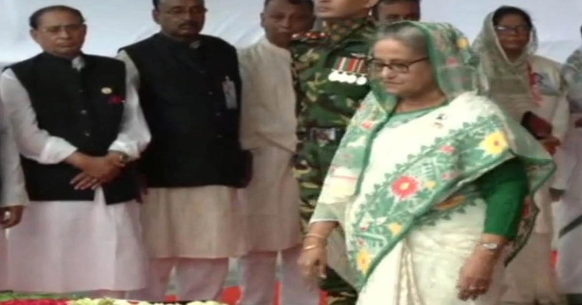 মুজিবনগর দিবসে বঙ্গবন্ধুর প্রতিকৃতিতে প্রধানমন্ত্রীর শ্রদ্ধা