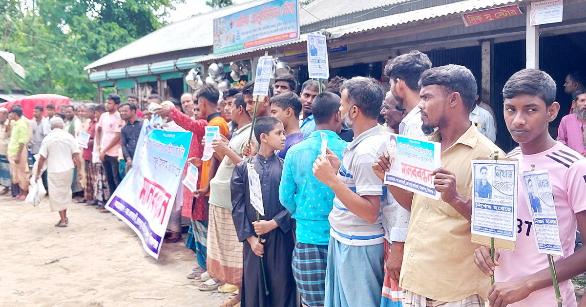 শাহজাদপুরে স্কুলছাত্র নিখোঁজ, উদ্ধারের দাবীতে এলাকাবাসীর মানববন্ধন