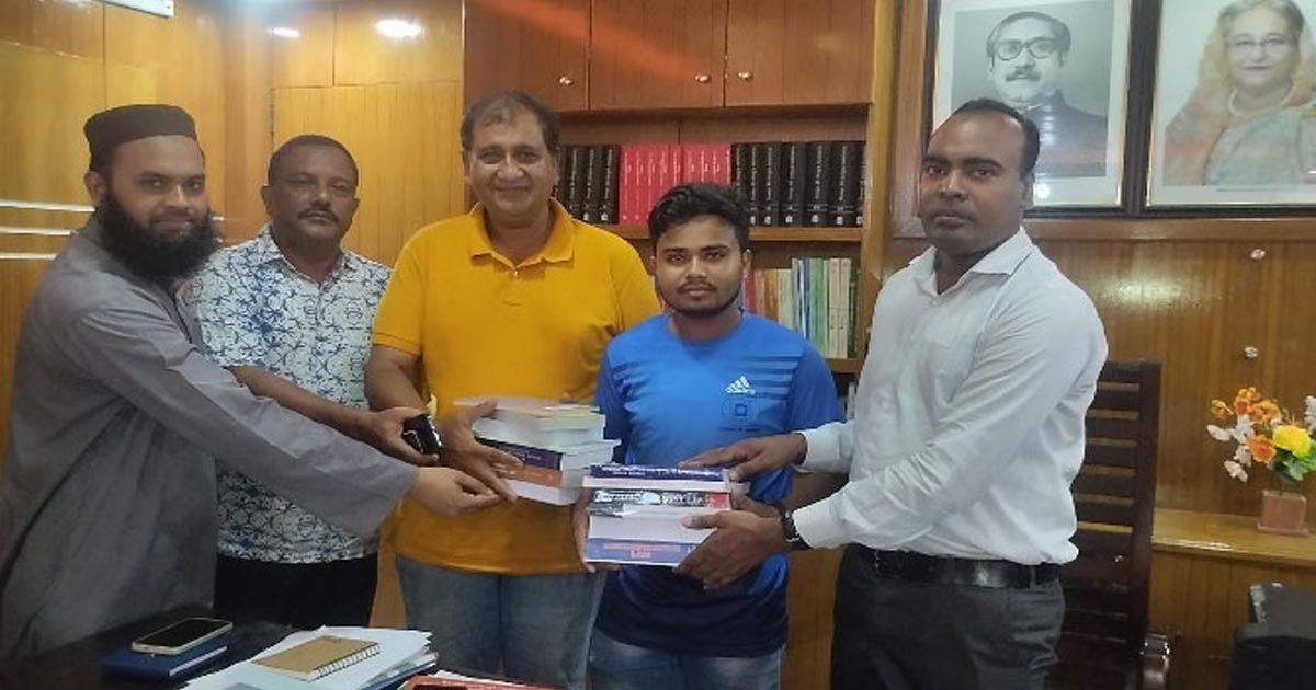 বিশ্ববিদ্যালয়ের ২ মেধাবী ছাত্রকে উপজেলা নির্বাহী কর্মকর্তার সহায়তা