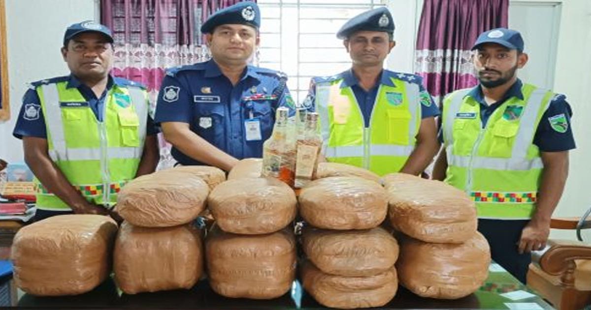 ভারতীয় মদ, গাঁজা ও ট্রাক ফেলে পালালো ব্যবসায়ীরা