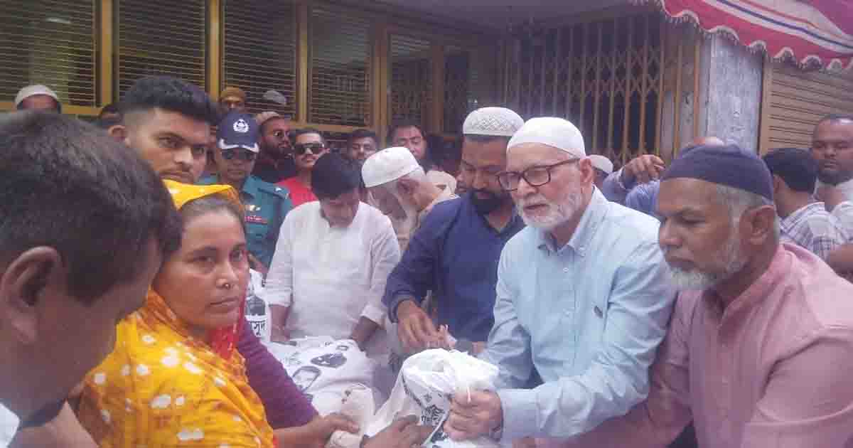 পোস্তগোলায় ঈদ উপহার বিতরণ
