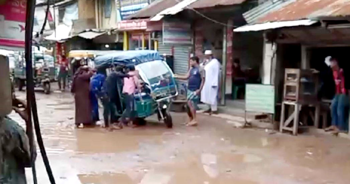মঠবাড়িয়া পৌরসভার বেহাল সড়ক সংস্কার জরুরি