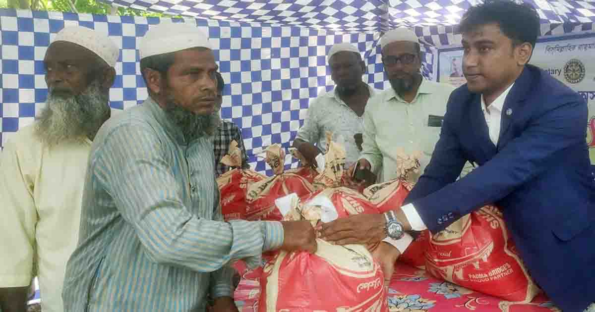 কলাপাড়ায় দরিদ্রদের মাঝে খাদ্য ও ইফতার সামগ্রী বিতরন