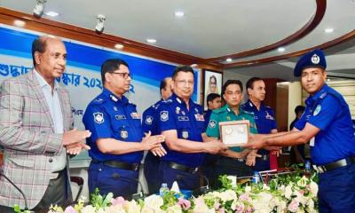 জাতীয় শুদ্ধাচার পুরস্কার পেলেন অতিরিক্ত পুলিশ সুপার রফিকুল ইসলাম