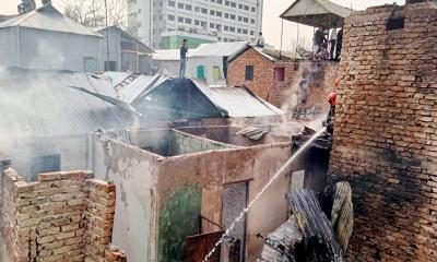 সাততলা বস্তিতে আগুন, পুড়লো কয়েকশ ঘর