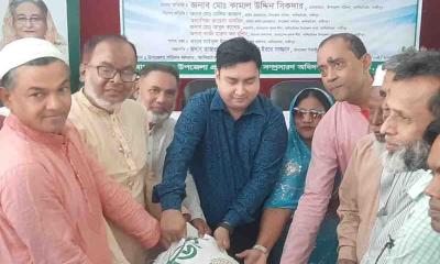 কালিয়াকৈরে কৃষকদের মাঝে বীজ ও সার বিতরণ