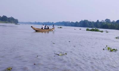 বজ্রপাতসহ বৃষ্টির অপেক্ষায় হালদা নদীর মা-মাছ