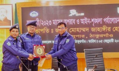 রাণীশংকৈলে সম্মাননা স্মারক পেলেন ওসি