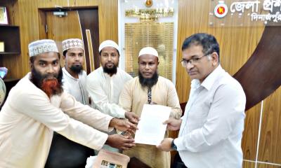 চাকুরী রাজস্বখাতে নেওয়ার দাবীতে স্মারকলিপি প্রদান