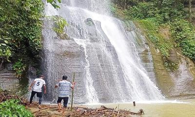 রোমাঞ্চকর পর্যটকদের আকর্ষণ চিতা ঝর্ণা ‘হাম-হাম জলপ্রপাত’