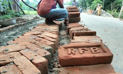 নিম্নমানের ইট দিয়ে রাস্তা নির্মাণের অভিযোগ