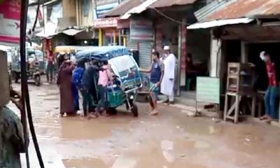 মঠবাড়িয়া পৌরসভার বেহাল সড়ক সংস্কার জরুরি