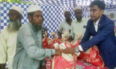 কলাপাড়ায় দরিদ্রদের মাঝে খাদ্য ও ইফতার সামগ্রী বিতরন