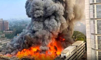 তিন ঘণ্টা পরেও নেভানো যায়নি বঙ্গবাজারের আগুন