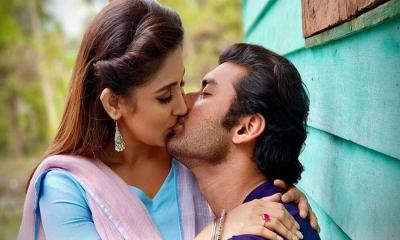 প্রকাশ্যে চুম্বনের ছবি নায়ক অঙ্কুশের