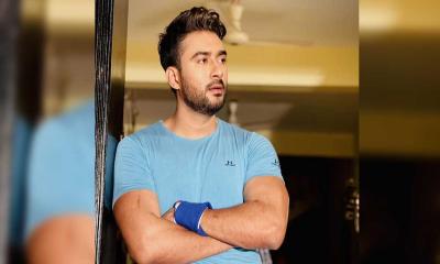 ‘মা’ ডেকে বিপাকে নায়ক রোশান