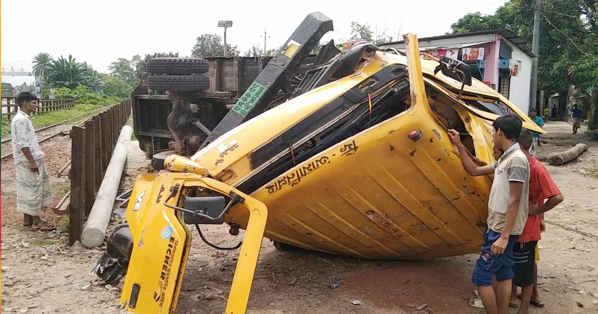 ভৈরবে ট্রেনের ধাক্কায় দুমড়ে-মুচড়ে গেলো পাট বোঝাই ট্রাক