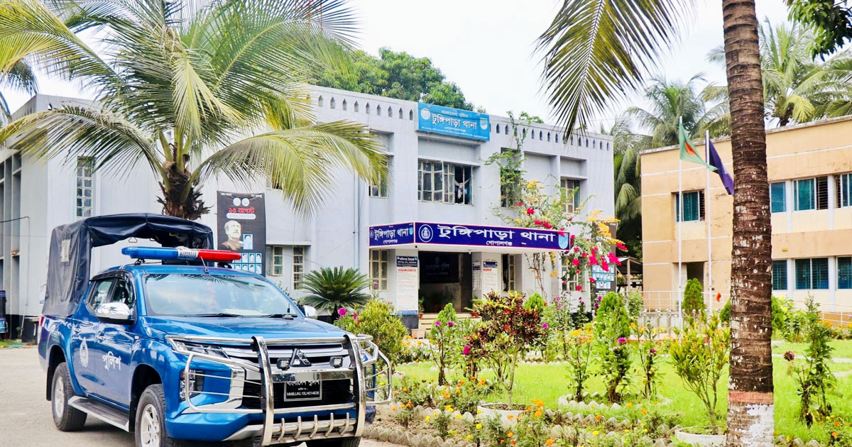টুঙ্গিপাড়ায় পানি না পেয়ে ইউপি চেয়ারম্যানকে জুতাপেটা