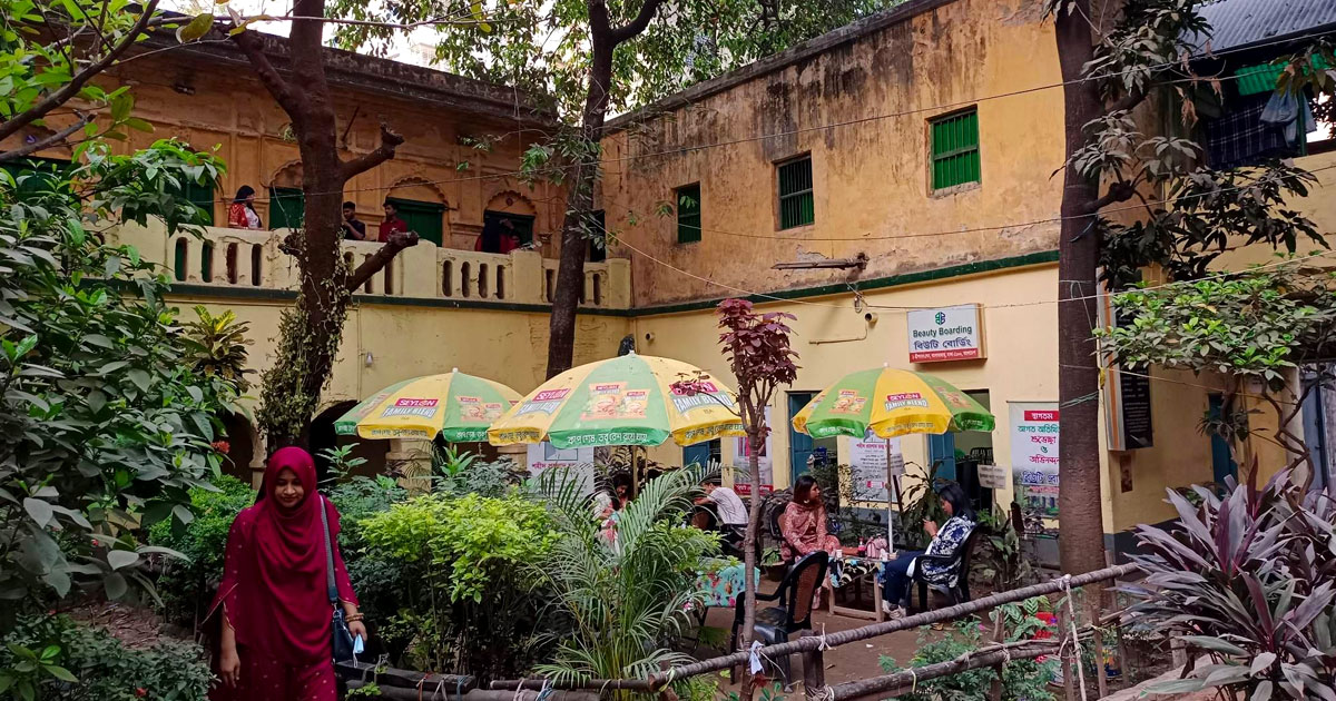 জৌলুশ হারাচ্ছে বিউটি বোর্ডিং
