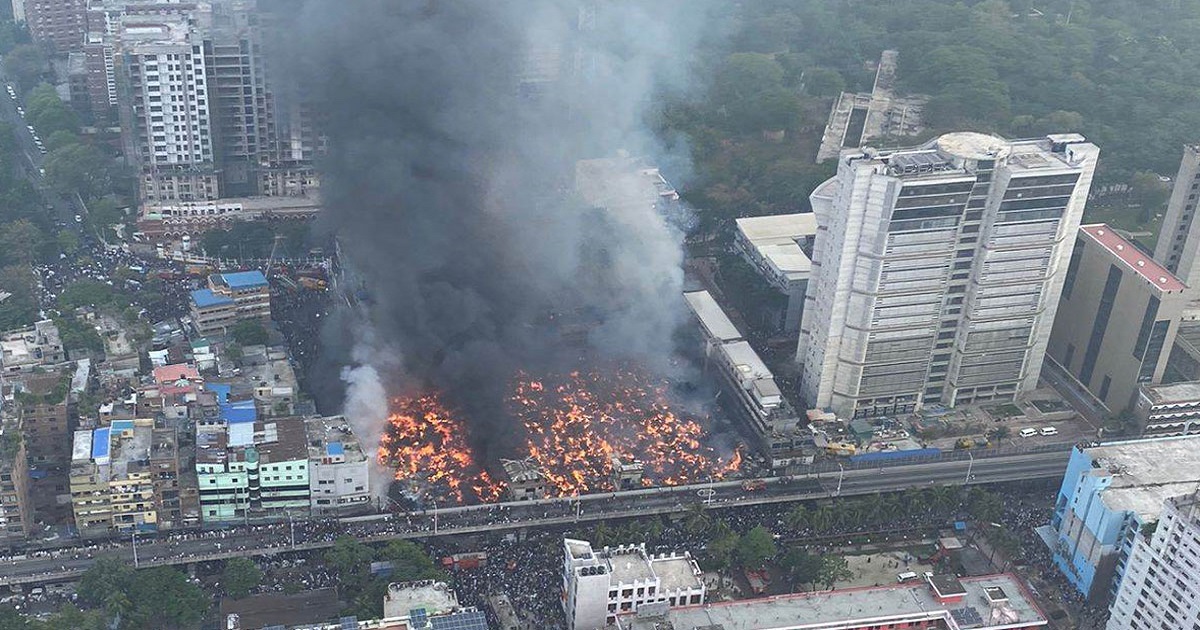 ৪ ঘণ্টায়ও নিয়ন্ত্রণে আসেনি আগুন
