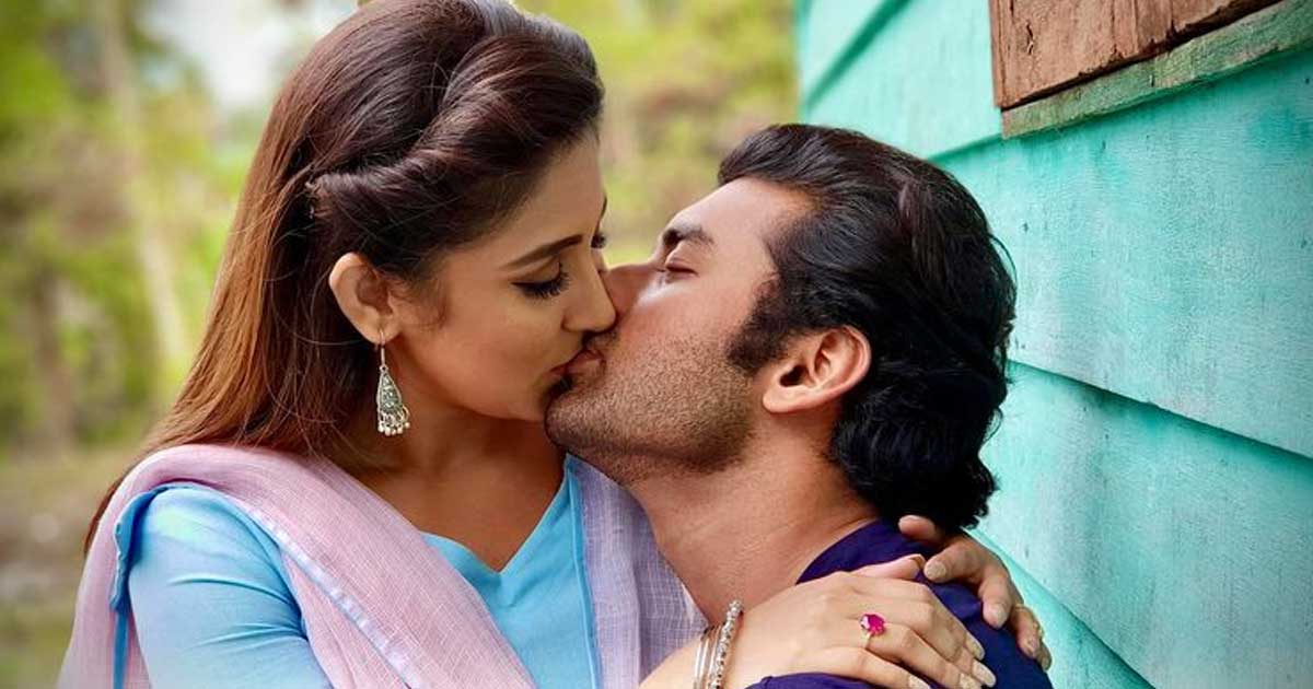 প্রকাশ্যে চুম্বনের ছবি নায়ক অঙ্কুশের