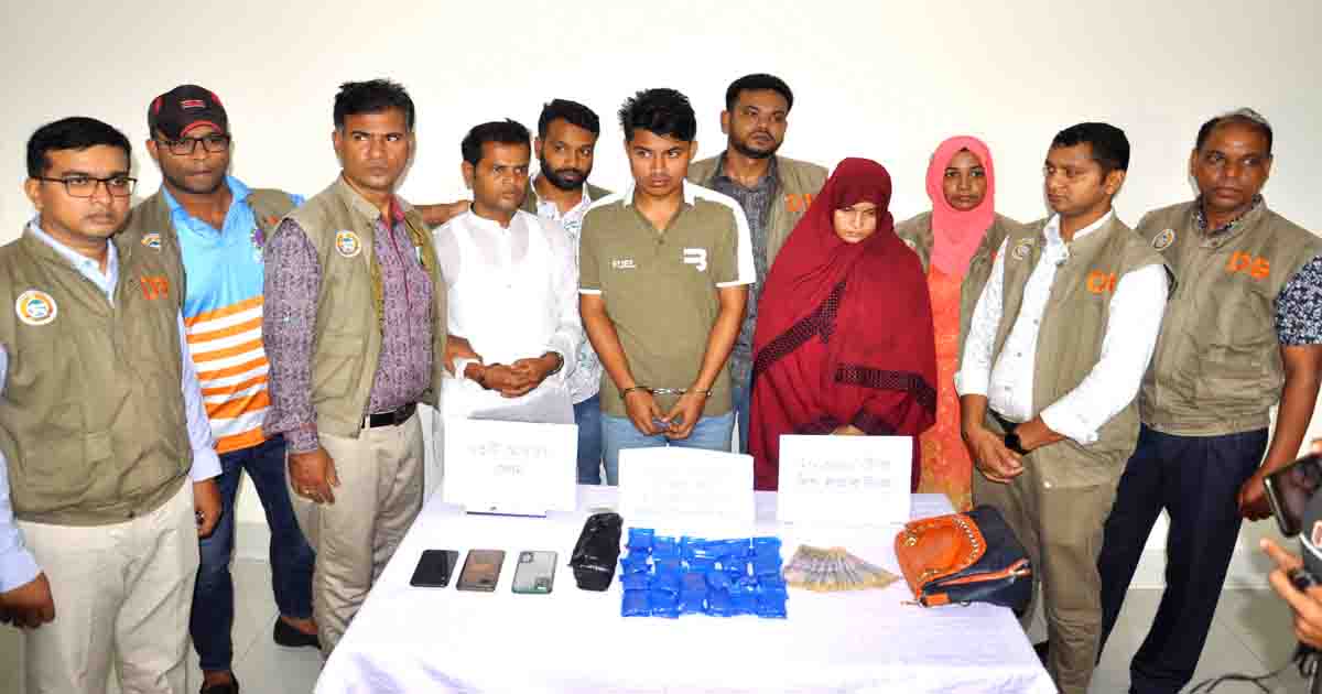 বরিশালে মেম্বারের কাছে ইয়াবা বিক্রি করতে এসে মা-ছেলে গ্রেপ্তার