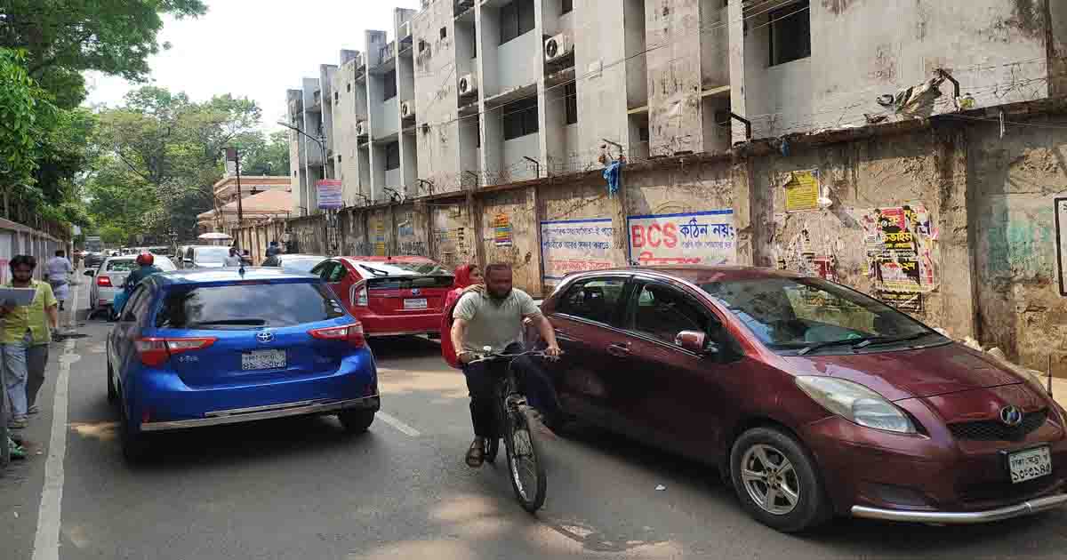 নায়েমের গলিতে অবৈধ পার্কিংয়ে ভোগান্তি