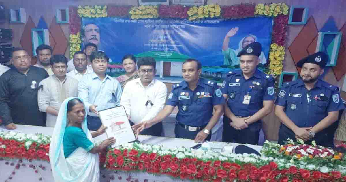 কুড়িগ্রামে ৫০৫টি পরিবার  পেলেন ঘরসহ জমির দলিল