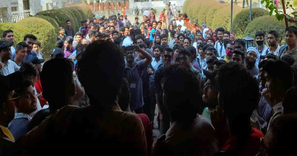 পরীক্ষা পেছানোর দাবিতে গবি শিক্ষার্থীদের বিক্ষোভ