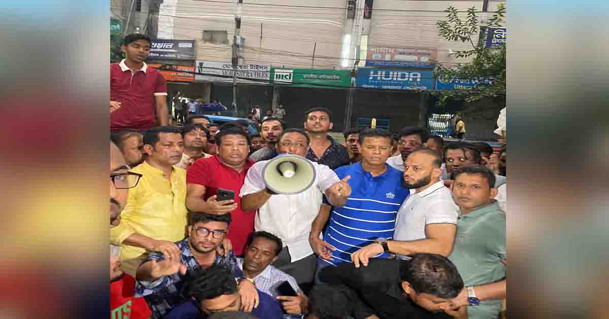 চট্টগ্রাম ১০ আসনের নৌকার প্রার্থীর নির্বাচনী কার্যালয়ে হামলার প্রতিবাদ
