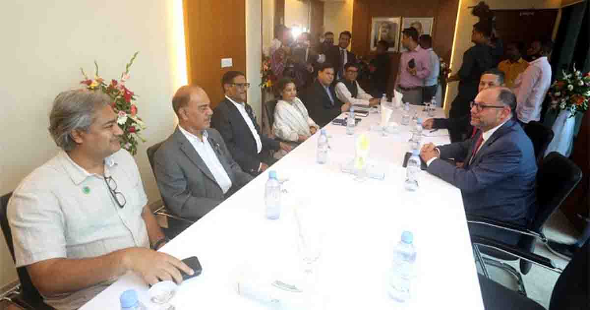 আ.লীগ কার্যালয়ে বৈঠকে পিটার হাস