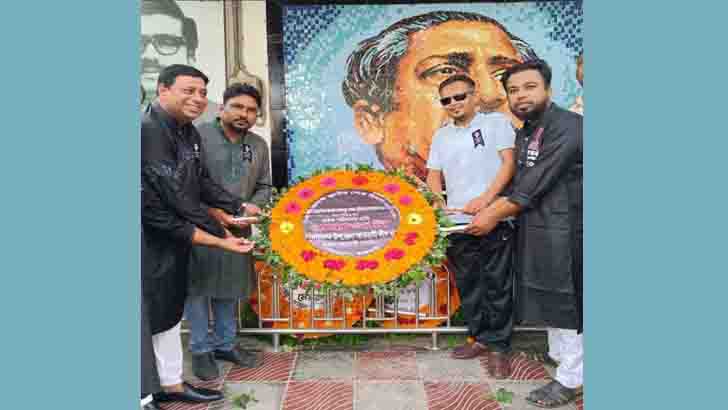 রাজবাড়ীতে জুতা পায়ে ‘বঙ্গবন্ধুর’ভাস্কর্যে মেয়রের শ্রদ্ধা নিবেদন
