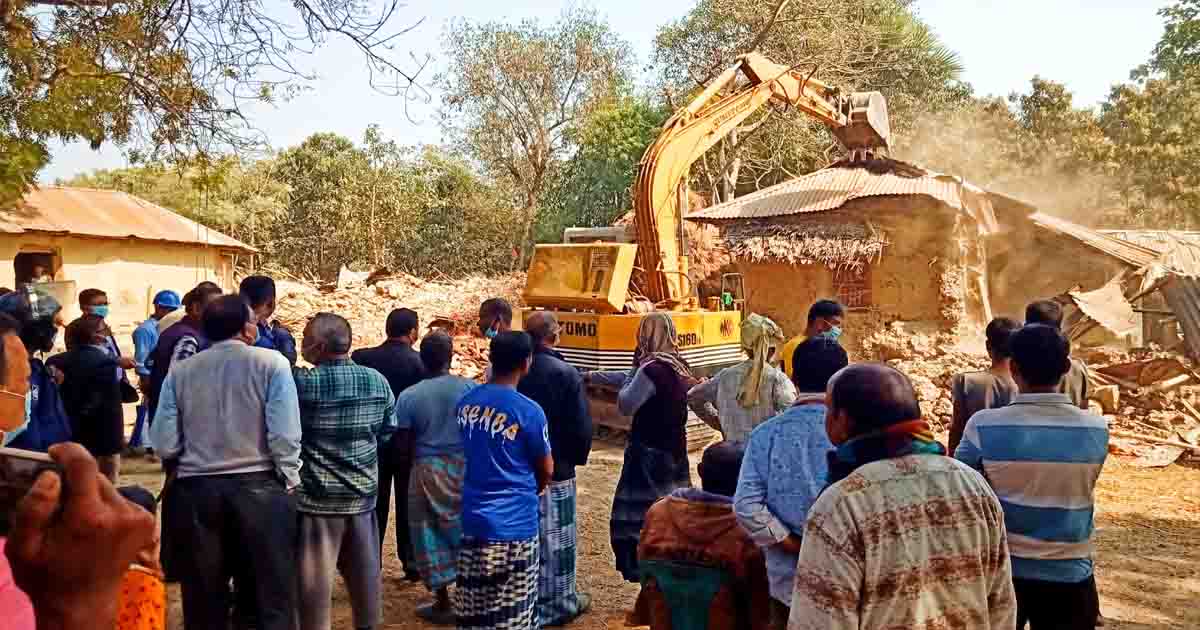 নাচোলে আদালতের নির্দেশে ৯টি বাড়ি উচ্ছেদ অভিযান 