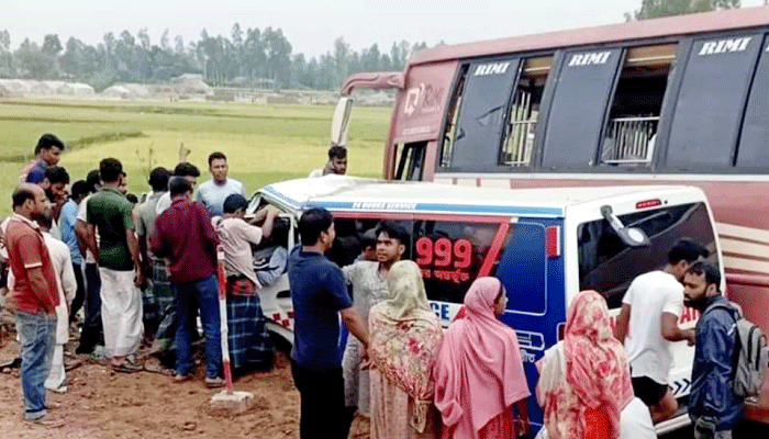 বগুড়া-নগরবাড়ি মহাসড়কে বাস-অ্যাম্বুলেন্স সংঘর্ষে নিহত ৩