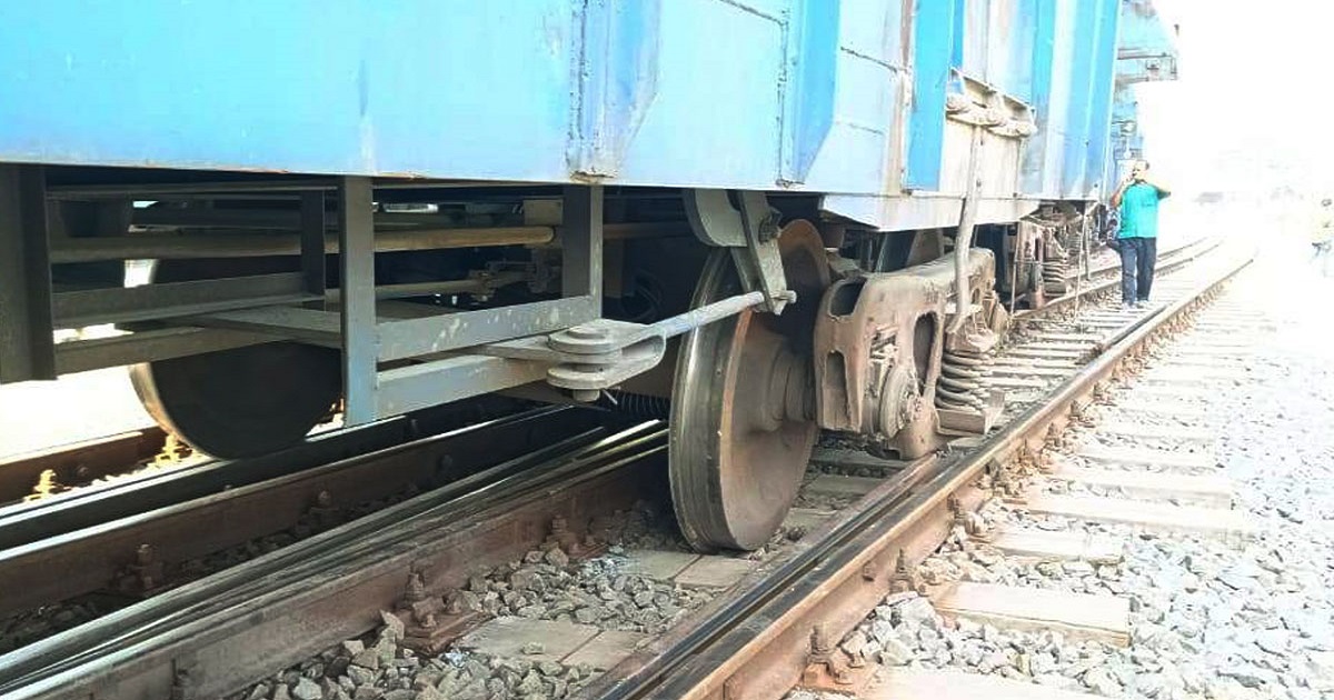 উল্লাপাড়ায় মালবাহী ট্রেন লাইনচ্যুত, রেল যোগাযোগ বন্ধ