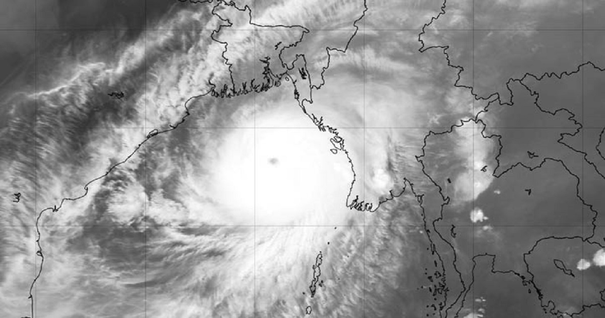 ঘূর্ণিঝড় মোখা উপকূল অতিক্রম শুরু করেছে