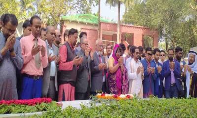বঙ্গবন্ধুর সমাধিতে বশেমুরবিপ্রবির নবনির্বাচিত শিক্ষক সমিতির শ্রদ্ধা নিবেদন