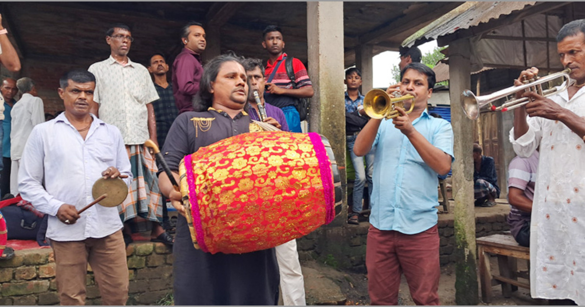 জমে উঠেছে প্রায় ৫০০ বছরের পুরোনো ঢাকের হাট