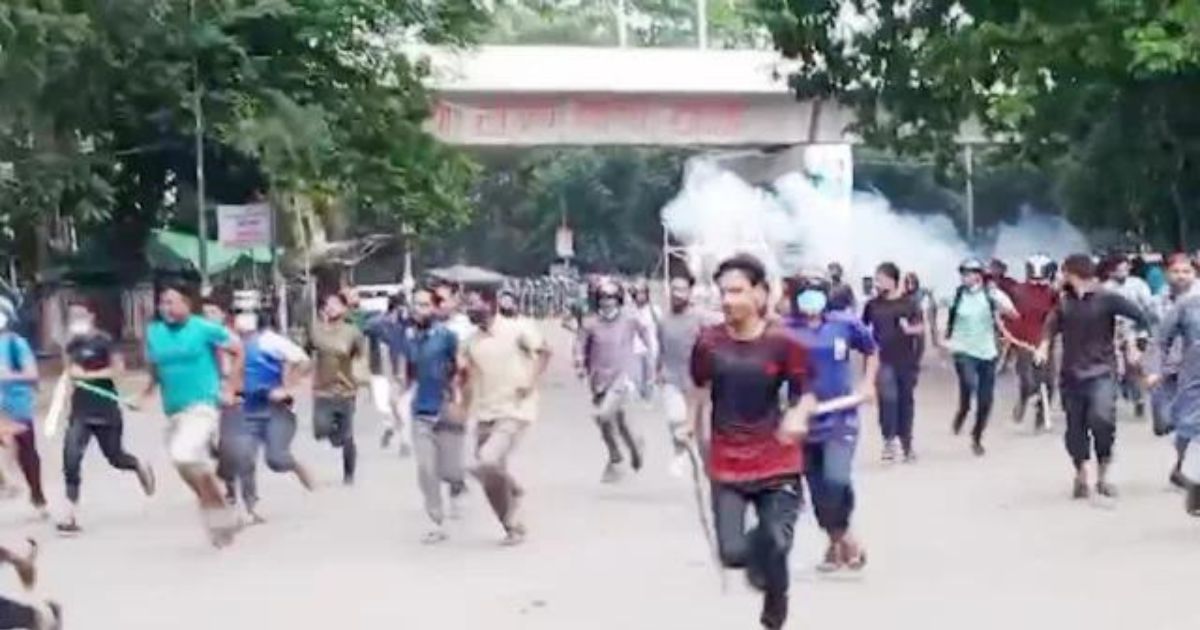 টিএসসিতে পুলিশের সাউন্ড গ্রেনেড:  আন্দোলনকারীদের মিছিল ছত্রভঙ্গ