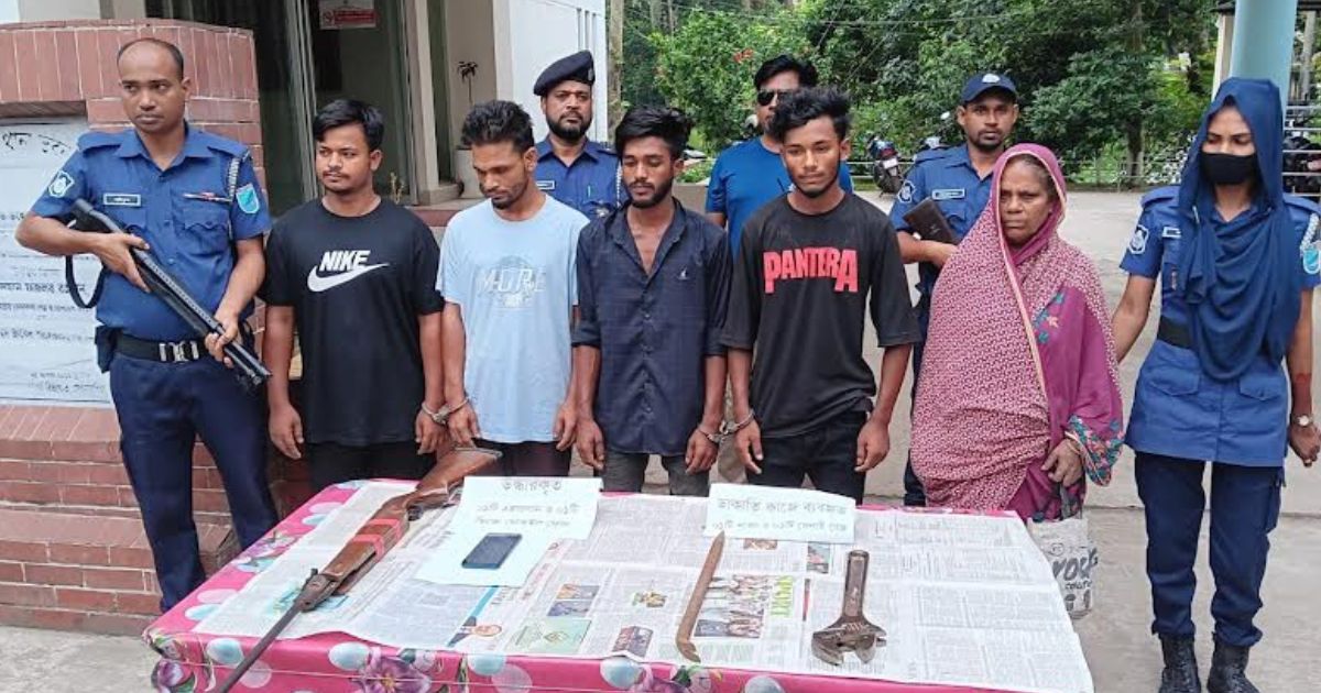 নবাবগঞ্জে ৫ ডাকাত গ্রেফতার