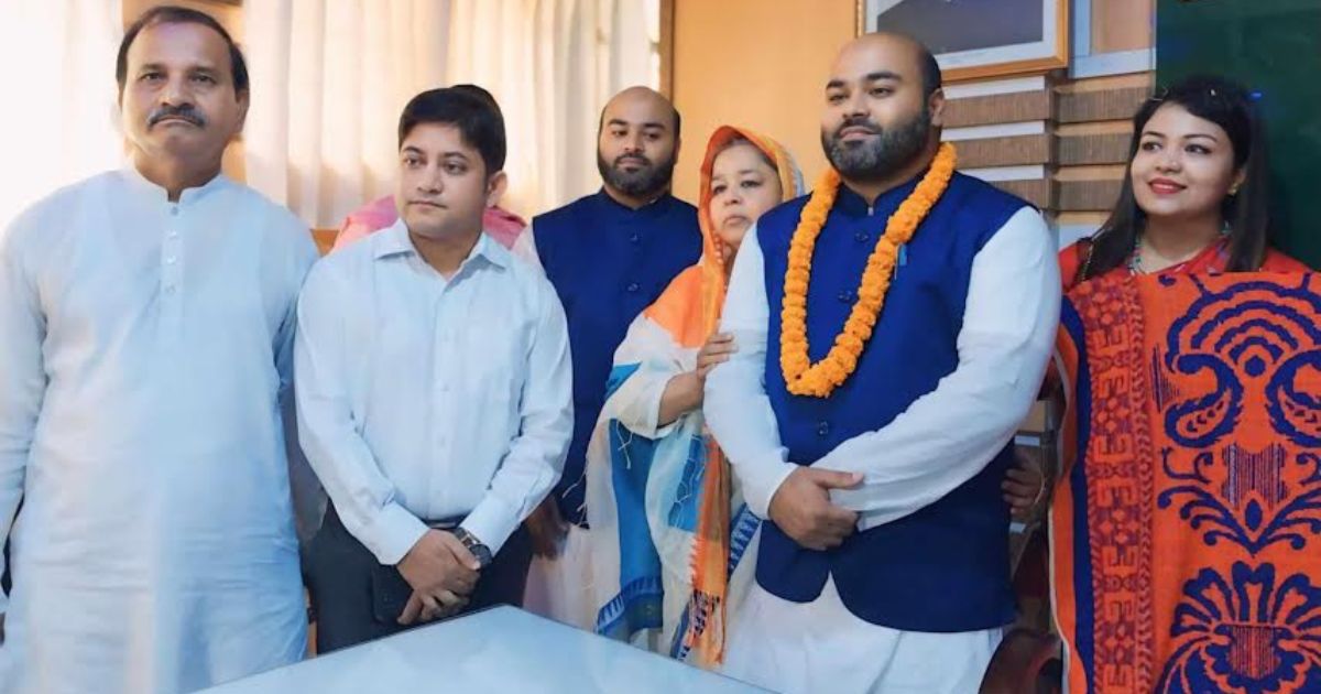 নাগরপুর নবনির্বাচিত উপজেলা চেয়ারম্যানকে ফুল দিয়ে বরণ