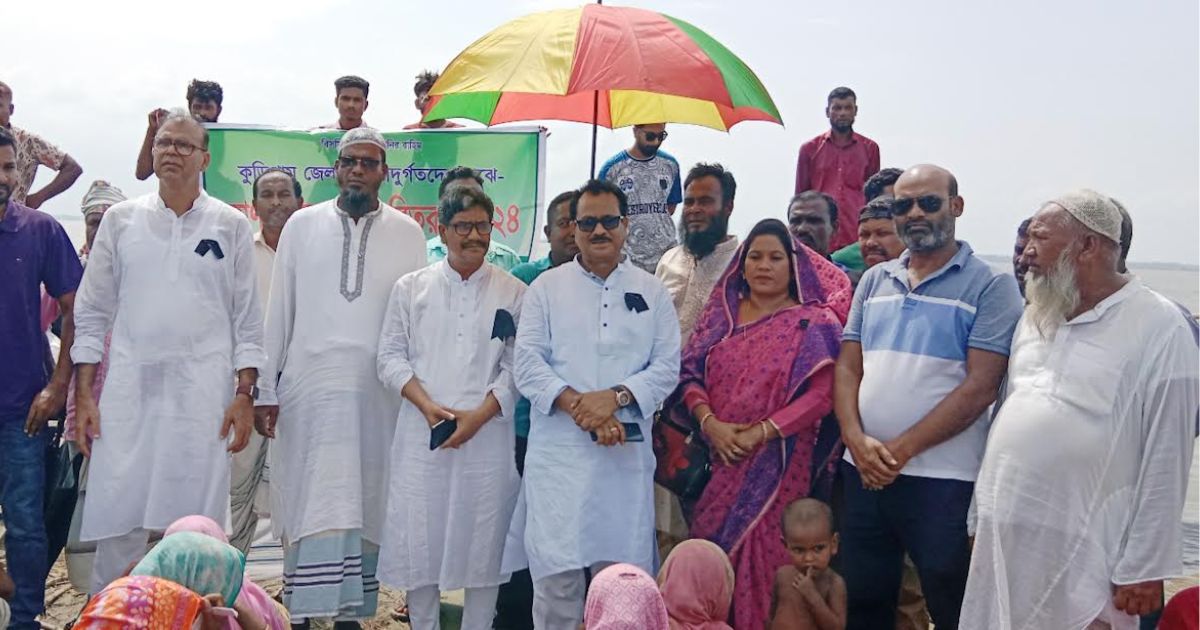 চিলমারীর চরে জেলা পরিষদের খাদ্যসামগ্রী বিতরণ