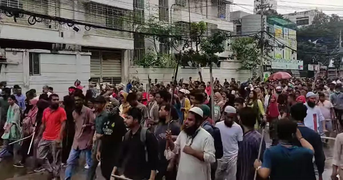 পুলিশের বাঁধা ভেঙে ঢাকার প্রবেশপথে মানুষের ঢল