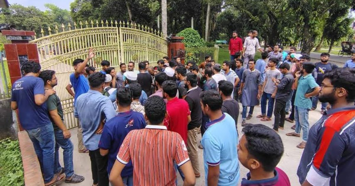ক্যাম্পাসে রাজনীতি বন্ধের বিষয়টি এড়ানোর চেষ্টা বাকৃবি শিক্ষকদের